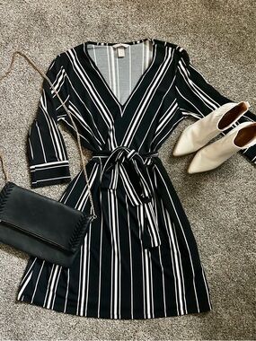 H&M Black White Striped Wrap Dress Size M Tie Waist V Neck Fit & Flare